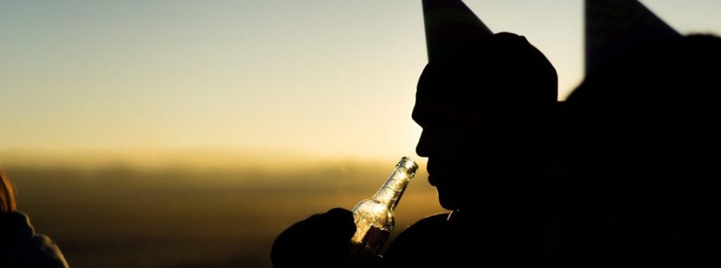 Study reveals the desire to drink alcohol at night is due to our brain’s immune system